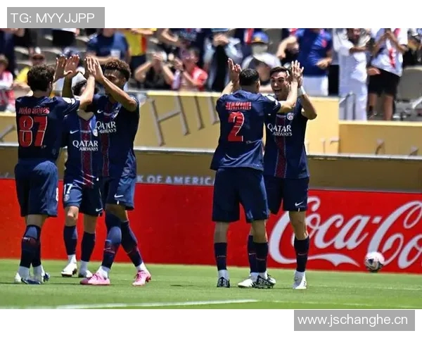 巴黎圣日耳曼球迷热烈庆祝李刚仁与阿什拉夫荣获大奖 巴黎圣日耳曼球迷热烈庆祝李刚仁与阿什拉夫荣获大奖